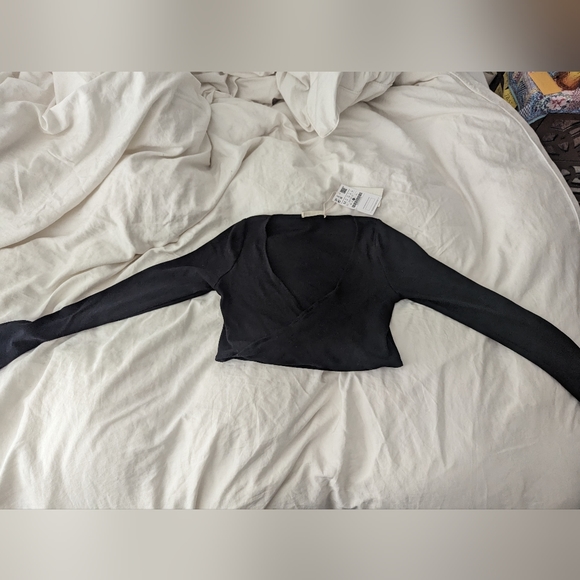 Black long sleeve cropped wrap top - Picture 5 of 5